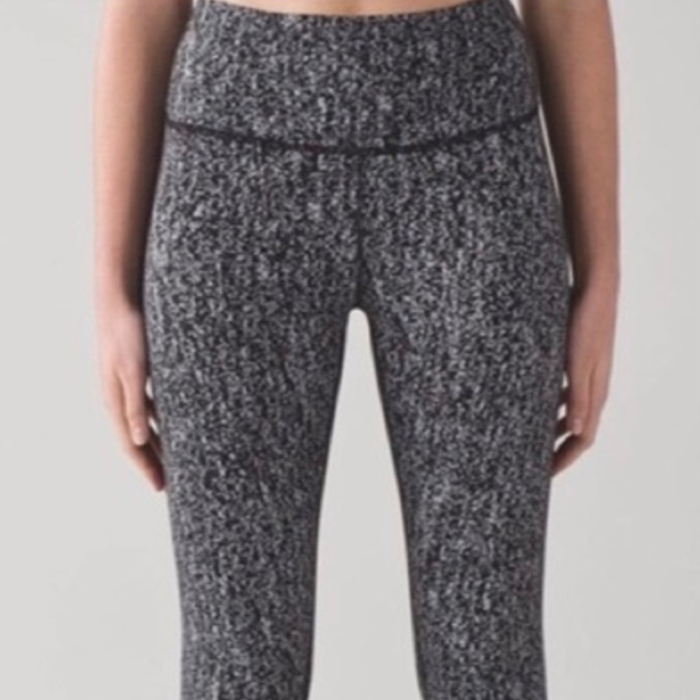 NWOT Wunder Under Black and White Speckles Legging-Size 6